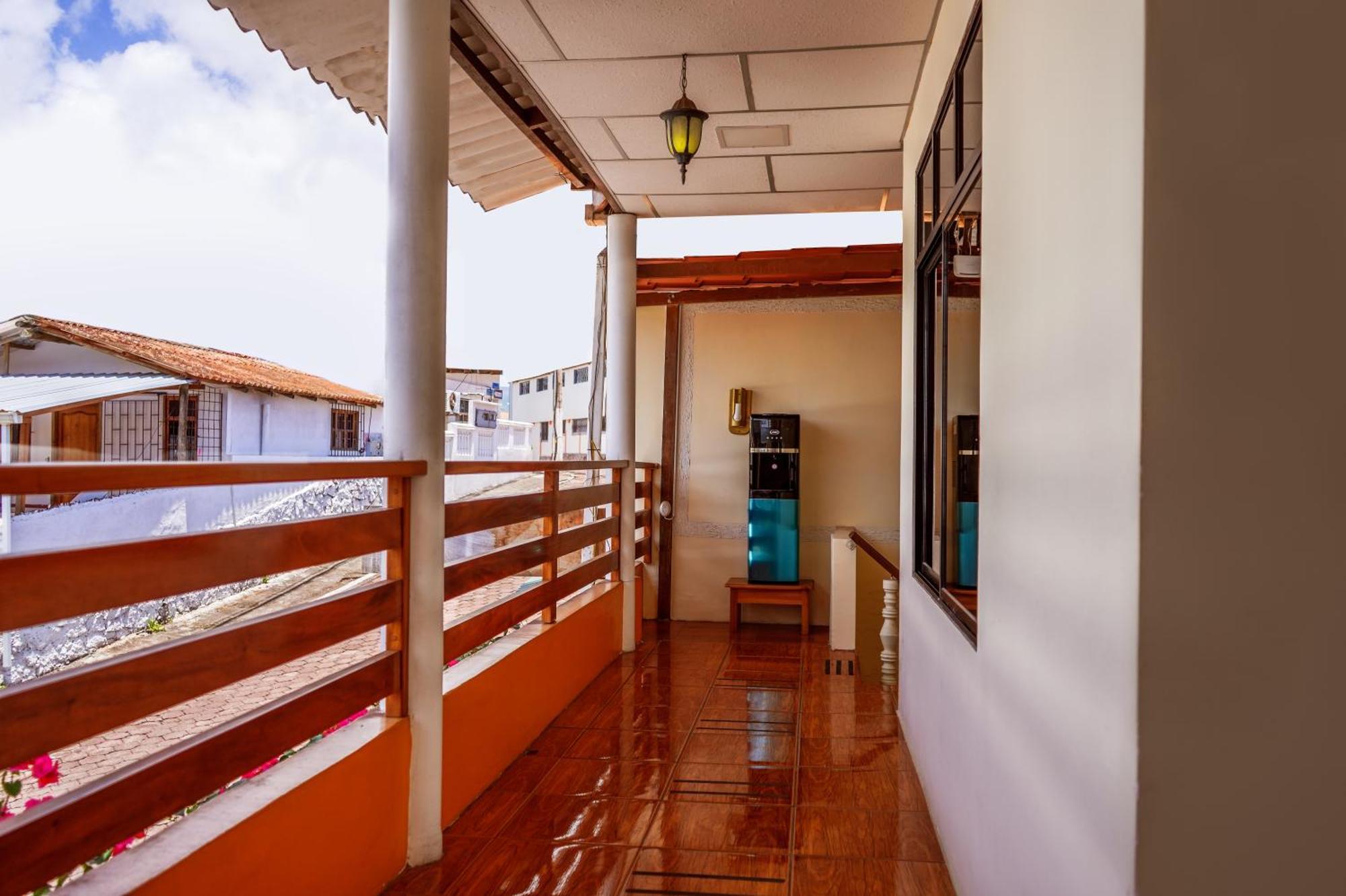 Hospedaje Germania Puerto Ayora  Exterior photo